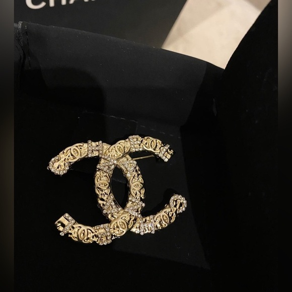 Gorgeous Chanel cruise 2019 gold textured CC brooch - Picture 2 of 4